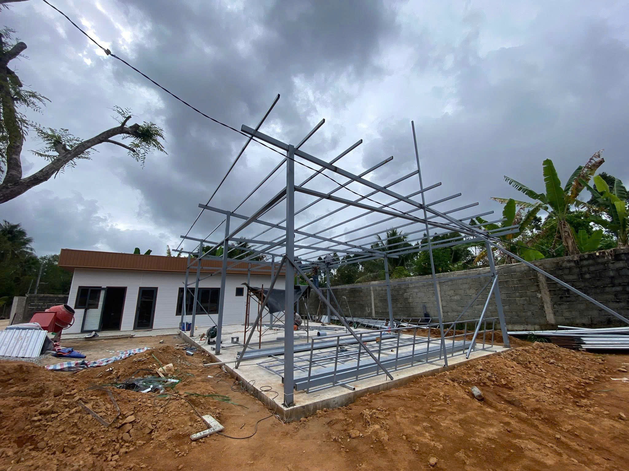 Công trình nhà lắp ghép trong điều kiện mưa gió tại Phú Quốc